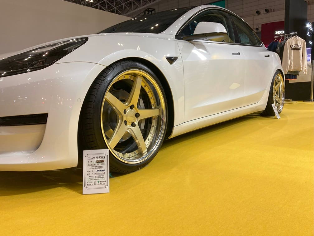 Car fitted with MatraX tyres at Tokyo Auto Salon
